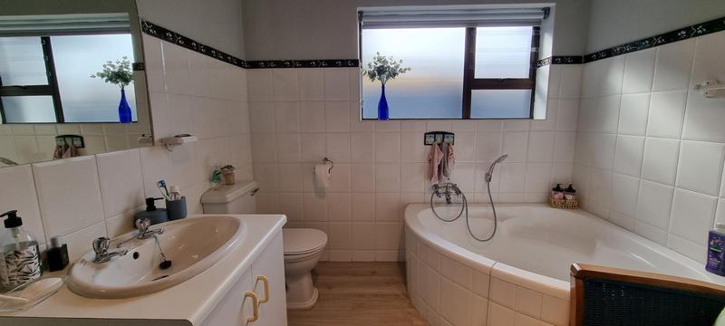 5 Bedroom Property for Sale in Reebok Western Cape